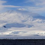 Anlandung auf dem Festlandeis des südlichsten Vulkanes der Erde: am Fuß des 3794 Meter hohen Mount Erebus.