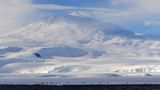 Anlandung auf dem Festlandeis des südlichsten Vulkanes der Erde: am Fuß des 3794 Meter hohen Mount Erebus.