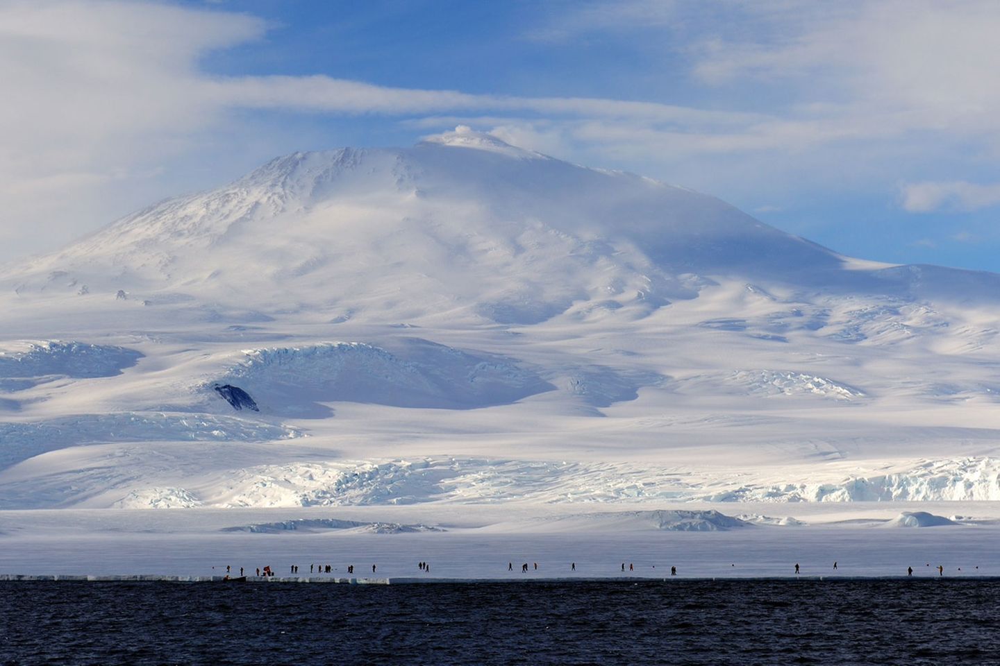 Anlandung auf dem Festlandeis des südlichsten Vulkanes der Erde: am Fuß des 3794 Meter hohen Mount Erebus.
