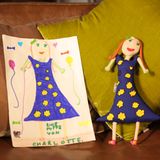 Charlotte war die Schnellste: Die siebenjährige Tochter unseres Kollegen malte ein Mädchen im Blumenkleid mit einem Hund an der Leine und Ballons rundherum. Als sie ihre Puppe überreicht bekommt, sagt sie: "Dass die sogar alle Fehler, die ich beim Malen gemacht habe, extra genäht haben! Da sieht ja fast so aus, als wäre die Puppe zuerst dagewesen und ich hätte sie abgemalt!"