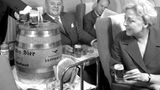 Frisch gezapftes Bier aus dem Holzfass gehörte bis in die 70er Jahre bei Lufthansa zum Senator Service.