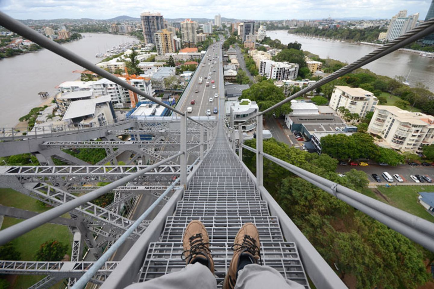 Abwärts mit viel Luft unter den Sohlen: Der Brisbane River, der hier eine 180-Grad-Schleife macht, versetzt die Stadt immer wieder in Angst und Schrecken, wenn bei Überschwemmungen im Hinterland die Flut das Meerwasser gleichzeitig flussaufwärts drückt.