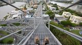 Abwärts mit viel Luft unter den Sohlen: Der Brisbane River, der hier eine 180-Grad-Schleife macht, versetzt die Stadt immer wieder in Angst und Schrecken, wenn bei Überschwemmungen im Hinterland die Flut das Meerwasser gleichzeitig flussaufwärts drückt.