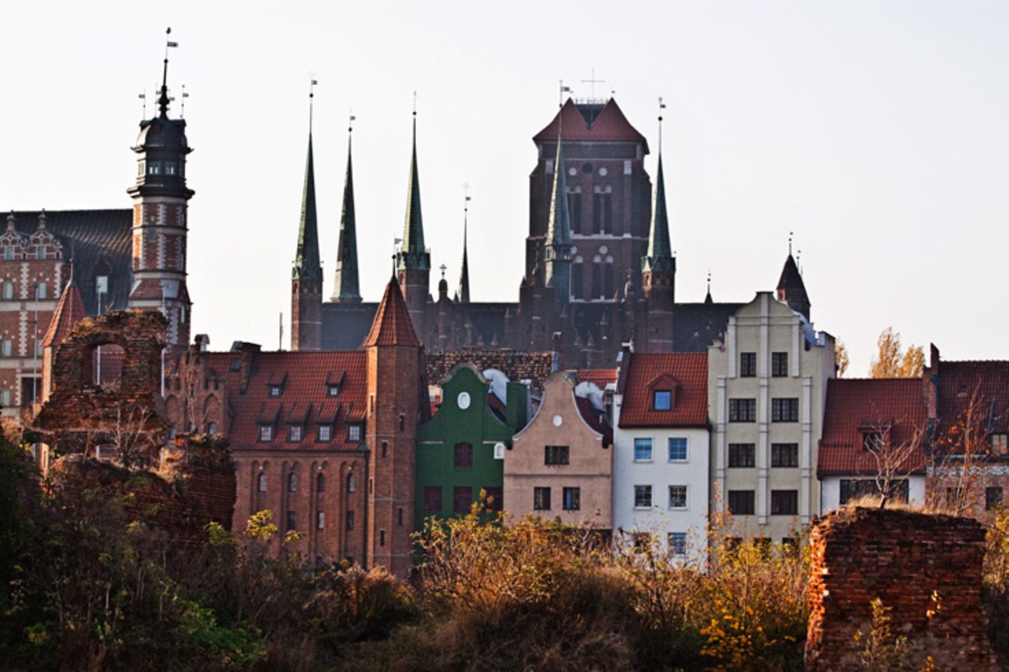 Die Danziger Altstadt entwickelte sich von einer Handwerkersiedlung zur geografischen Mitte der Stadt, stellte jedoch historisch nie das eigentliche Zentrum dar. Zu bestaunen sind etwa das Altstädtische Rathaus und die St. Katharinenkirche
