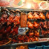 Singapur geht durch den Magen  Ob Gourmet-Tempel oder einfache Garküche, in dieser Stadt duftet es an fast jeder Straßenecke nach leckerem Essen. Und die Küche in diesem Food-Mekka ist so vielfältig wie ihre Bewohner. Die Einheimischen probieren gerne neue Gerichte aus, fahren zum Essen nach Little India oder Chinatown, wo die Auswahl in den sogenannten Hawker Centres riesig ist - und die Preise günstig sind.