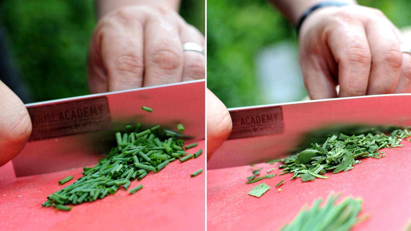 Während wir den Auberginen noch fünf Minuten unter dem Grilldeckel geben, machen wir uns an das Schneiden von Schnittlauch und Petersilie. Auch hier ist ein wirklich scharfes Messer nützlich, denn wir schneiden die Kräuter und wollen sie nicht hacken!