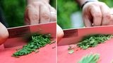 Während wir den Auberginen noch fünf Minuten unter dem Grilldeckel geben, machen wir uns an das Schneiden von Schnittlauch und Petersilie. Auch hier ist ein wirklich scharfes Messer nützlich, denn wir schneiden die Kräuter und wollen sie nicht hacken!
