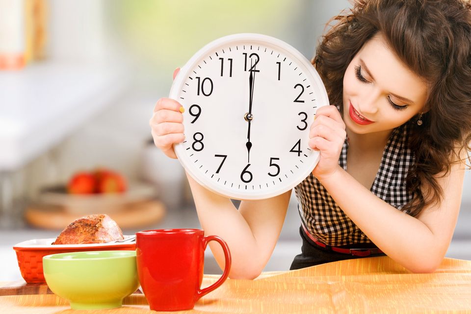 Die Idee des intermittierenden Fastens: In einem festgelegten Zeitraum isst man normal, die übrige Zeit wird gefastet oder nur sehr wenig zu sich genommen