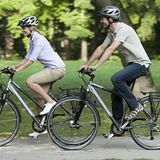 Trekkingrad - Allrounder für den Alltag  Beispiel  Marke: Kalkhoff  Typ: Agattu  Preis: ab 500 Euro  Trekkingräder eignen sich für die ganze Familie. "Räder für alle Fälle" kann man sie auch nennen. Die Spielwiesen des Trekkingrades mit seinen 28er Reifen sind die Stadt und lange, ebene Strecken. Trekkingräder sind lastentauglich: Körbe vorne, hinten, an den Flanken, Kindersitze und Satteltaschen, das Rad ist stabil gebaut. Ob Einkauf oder Reisegepäck: Ein Trekkingrad bekommt alles mit. Aber Vorsicht: Nicht jedes Billigrad, dass sich mit der Bezeichnung "Trekking" schmückt, ist für einen Radurlaub geeignet.   Der Rahmen wirkt nicht rustikal, sondern elegant. Auf Tempo kommt man mit den großen Reifen und entsprechender Gangschaltung ohnehin. Ein Trekkingrad mit einem Ritzelkranz am Hinterreifen und einer Profil-Bereifung ist durchaus ein wenig geländegängig. Wählt man ein Modell mit einer sogenannten Nabenschaltung ist ein Kettenschutz kein Problem.   Die Sitzhaltung auf einem Trekkingrad ist eher aufrecht, ein echtes Plus für alle Fahrer mit Problemen in Hand- und Schultergelenken.   Heutzutage werden Räder gern mit Federung vorn und hinten verkauft. Das schont den Rücken, hat aber seinen Preis.  Plus: Sehr vielseitiges Alltagsrad   Minus: Keine nennenswerten Nachteile  Tipp: Besser keine Federung als eine minderwertige