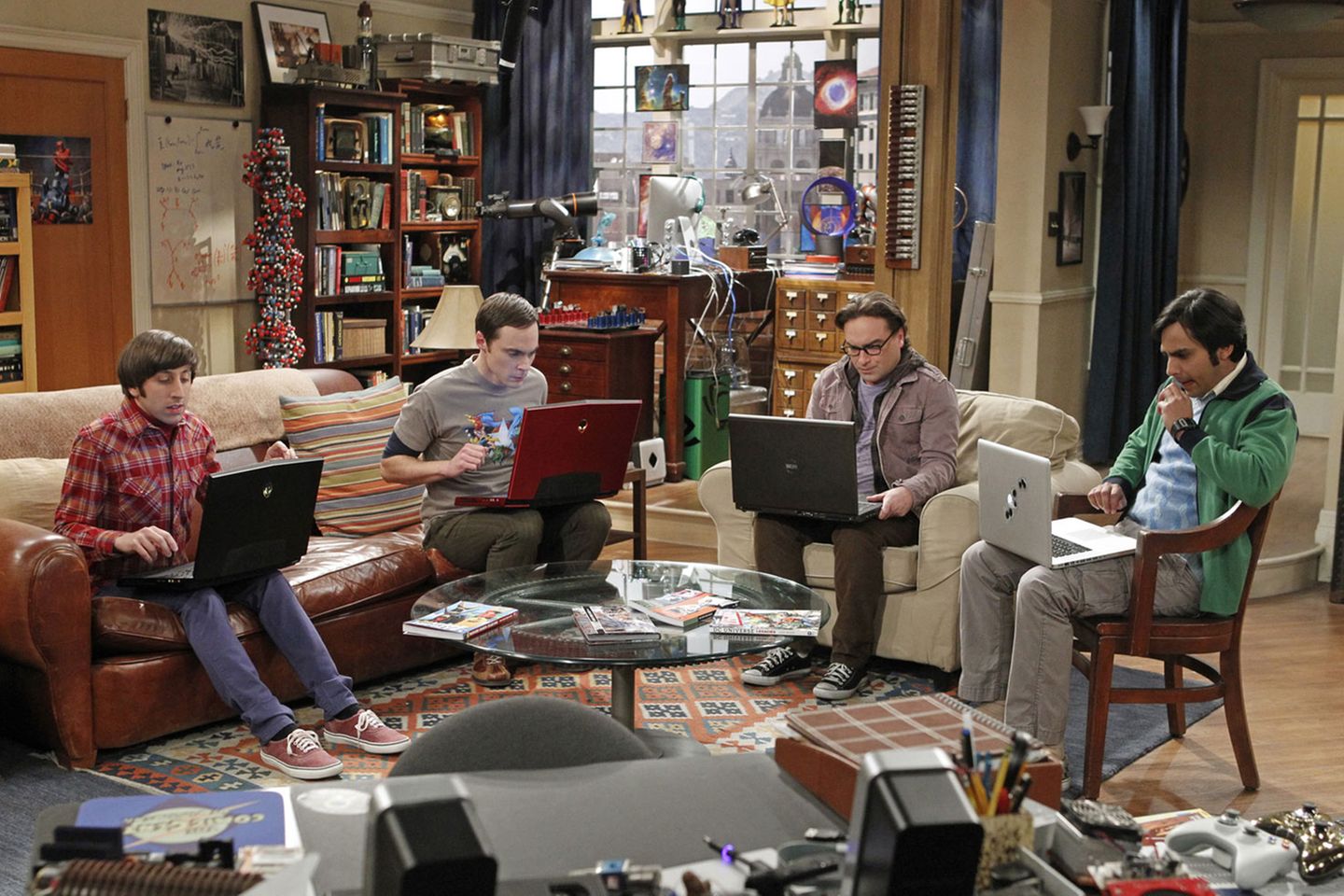 "The Big Bang Theory" Die Serie handelt von zwei jungen Physikern, die zusammen in einer WG wohnen - und denen es nerd-typisch an Sozialkompetenz mangelt. Die Serie läuft seit 2007 mit großem Erfolg in bislang sechs Staffeln. Mindestens vier weitere Staffeln soll es noch geben. Jim Parsons (Foto) wurde als Bester Hauptdarsteller in einer Comedyserie ausgezeichnet.  Geeignet für: Nerds. Und alle, denen "Two and a half Men" zu platt ist.  Wo kann ich das sehen? In Deutschland laufen die Folgen auf ProSieben.