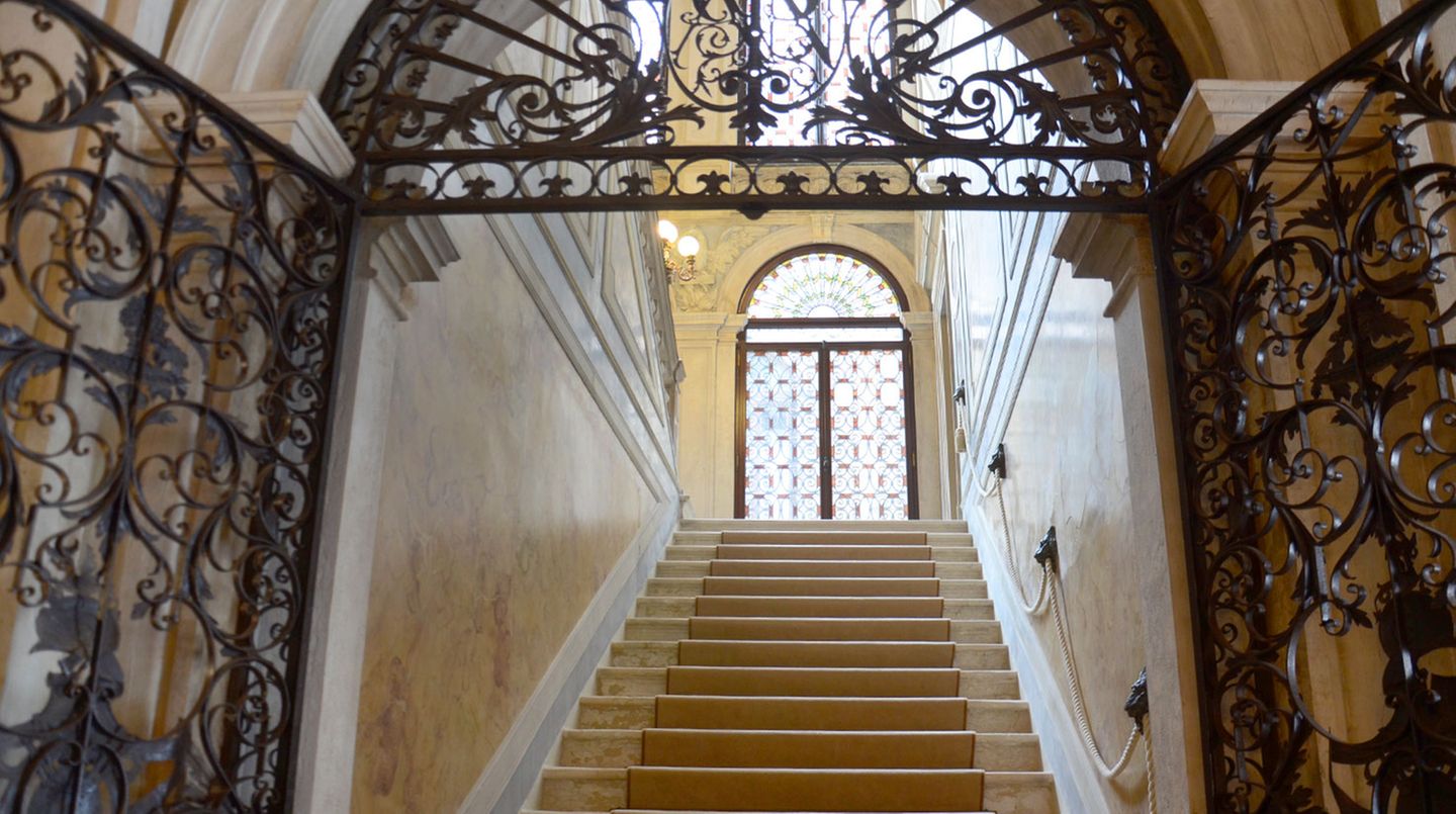 Treppenhaus im ältesten Teil des fünfstöckigen Gebäudes. Nach der aufwendigen Renovierung des Palazzos hat sich die alte Adelsfamilie in die Räume unter dem Dach zurückgezogen.