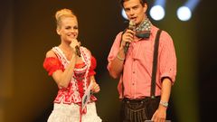 Ein Jahr später präsentiert sich der Moderator in gewöhnungsbedürftigem Outfit, aber zumindest die Popper-Frisur sieht schon ganz nach dem heutigen Joko aus.