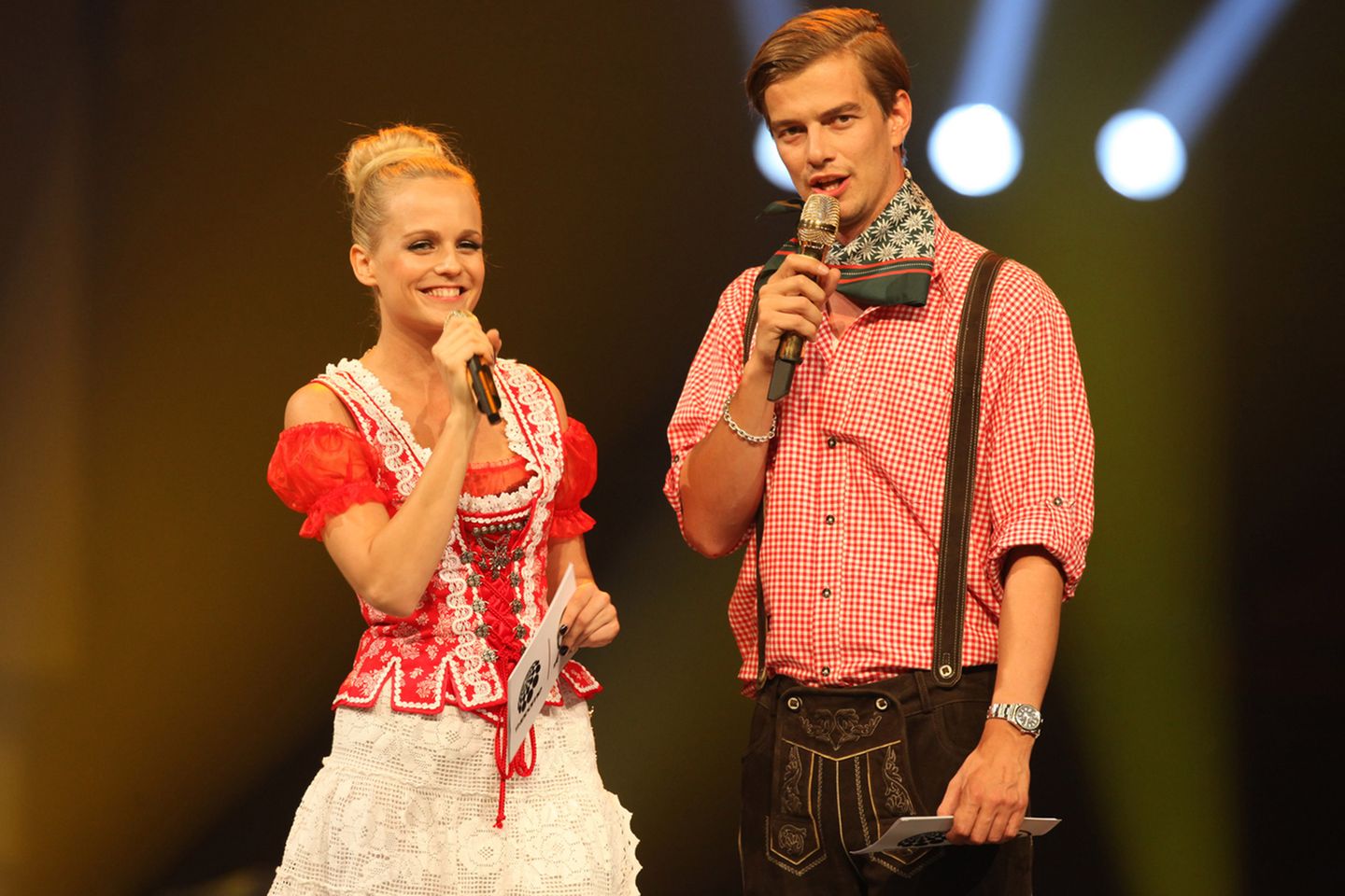 Ein Jahr später präsentiert sich der Moderator in gewöhnungsbedürftigem Outfit, aber zumindest die Popper-Frisur sieht schon ganz nach dem heutigen Joko aus.