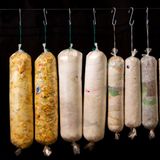 Auch die Würste sind ein Renner: Mit Teddygehirn gefüllt und in Kunstdarm aus Buxtehude haltbar gemacht, erfreuen sie sich bei Kunstsammlern großer Beliebtheit.   Das nächste Thema der xpon-art gallery heißt "einsicht". Was Menschenkind da wohl preisgibt?