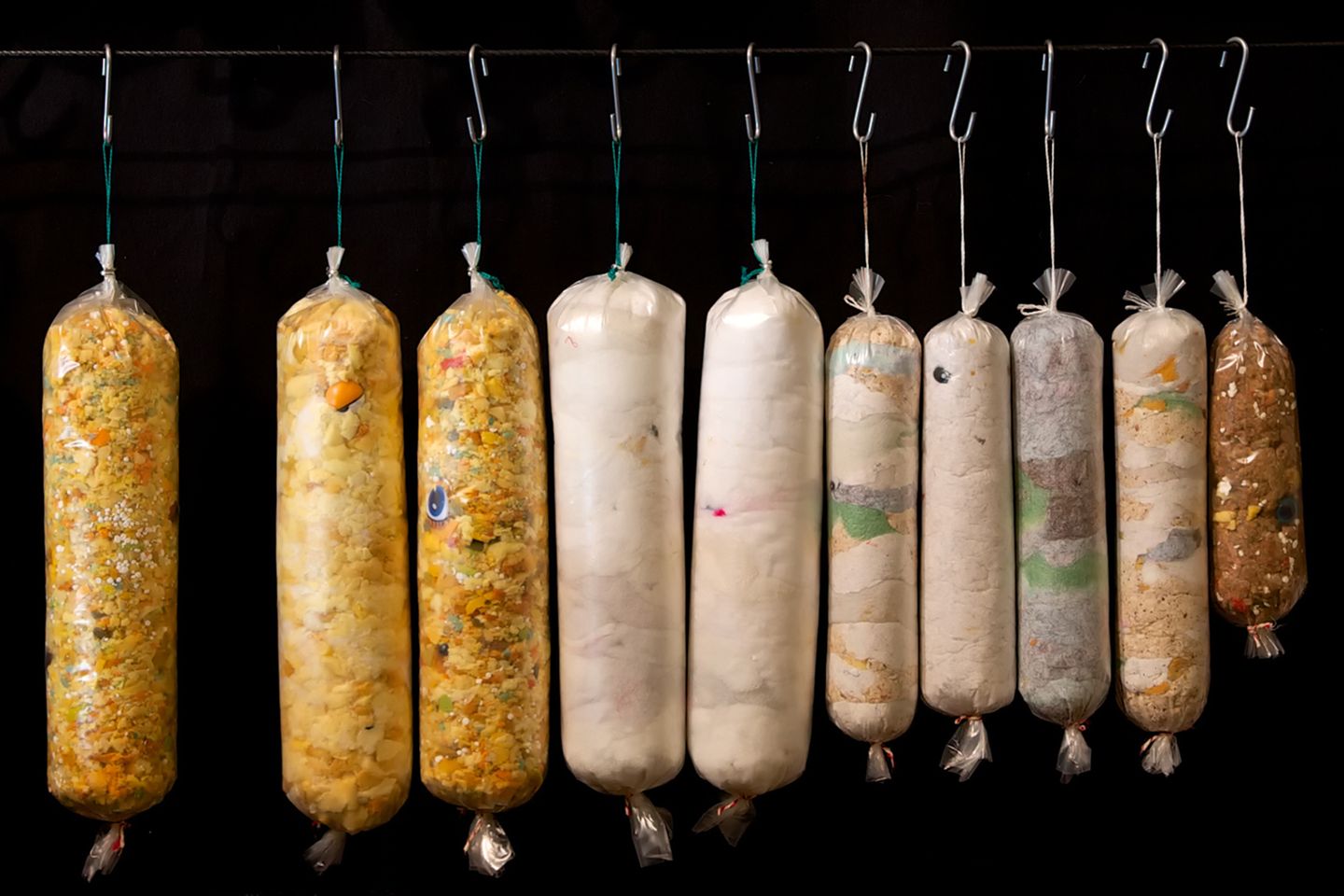 Auch die Würste sind ein Renner: Mit Teddygehirn gefüllt und in Kunstdarm aus Buxtehude haltbar gemacht, erfreuen sie sich bei Kunstsammlern großer Beliebtheit.   Das nächste Thema der xpon-art gallery heißt "einsicht". Was Menschenkind da wohl preisgibt?