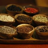 Würzen ist beim Smoken alles! Bei den Fleischmengen darf es ruhig reichlich sein. Die Grundwürze gibt der "Rub". Rub heißt auf Deutsch reiben und genau das wird mit der Gewürzmischung gemacht. Sie wird beherzt eingerieben. Es gibt zahlreiche Gewürzrezepte. Rob Reinkemeyer schwört beim Pulled Pork auf einen Basis-Rub zusammen mit seinem "008 Secret Stern Pepper Mix" Das Rezept finden Sie hier. <BR> Viele Gewürzhändler in Deutschland haben gut sortierte Online-Shops. Einfach "Gewürze kaufen" bei einer Suchmaschine eintippen.