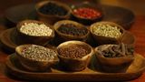 Würzen ist beim Smoken alles! Bei den Fleischmengen darf es ruhig reichlich sein. Die Grundwürze gibt der "Rub". Rub heißt auf Deutsch reiben und genau das wird mit der Gewürzmischung gemacht. Sie wird beherzt eingerieben. Es gibt zahlreiche Gewürzrezepte. Rob Reinkemeyer schwört beim Pulled Pork auf einen Basis-Rub zusammen mit seinem "008 Secret Stern Pepper Mix" Das Rezept finden Sie hier. <BR> Viele Gewürzhändler in Deutschland haben gut sortierte Online-Shops. Einfach "Gewürze kaufen" bei einer Suchmaschine eintippen.