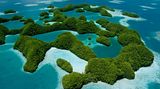 Auch die mehr als 200 "Rock Islands" zählen zu Palau, das zu Mikronesien gehört und östlich der Philippinen zu finden ist. Die Inseln, die aus Korallenkalk bestehen, erheben sich nur wenige Meter über den Meeresspiegel. Sie sind unbewohnt und Teil des Weltnaturerbes der Unesco. Palau selbst zählt mehr als 300 Inseln, die wenigsten davon sind bewohnt. Etwa 21.000 Menschen leben dort.
