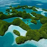 Auch die mehr als 200 "Rock Islands" zählen zu Palau, das zu Mikronesien gehört und östlich der Philippinen zu finden ist. Die Inseln, die aus Korallenkalk bestehen, erheben sich nur wenige Meter über den Meeresspiegel. Sie sind unbewohnt und Teil des Weltnaturerbes der Unesco. Palau selbst zählt mehr als 300 Inseln, die wenigsten davon sind bewohnt. Etwa 21.000 Menschen leben dort.