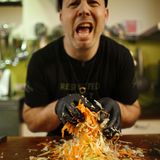 "Yeah, mix it, Baby!" Beherzt mischt Rob die Zutaten für seinen Coleslaw. Zum Pulled Pork gehört zwingend selbst gemachter Krautsalat. Rob erträgt Majonäse nur auf Pommes. Sein Coleslaw-Rezept verzichtet daher auf Fett:    1 einen Weißkohl   1 Salatgurke geschält   4 mittelgroße Möhren, geschält   1 große Zwiebel fein geschnitten   Salz   Pfeffer   30ml Sekt weißen Balsamico   1 Teelöffel Tabasco  Das Gemüse grob raspeln und gut vermischen.