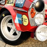 Bei der Technik vertrauen die Sachsen auf Hightech, die geschickt in die Optik der 70er Jahre verpackt ist. Hinter den speziell angefertigten Felgen verbirgt sich eine moderne Bremsanlage.