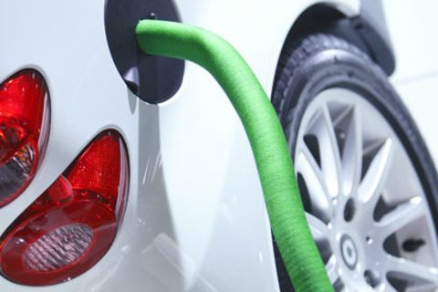 Flüssiggas, auch Autogas oder LPG (Liquefied Petroleum Gas) genannt kostet momentan nur 0,62 Euro den Liter, weniger als die Hälfte von Benzin