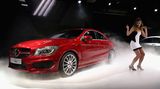 Der Trend des edlen - häufig viertürigen - Coupés wurde in der Oberklasse geboren. Stammvater ist der legendäre Maserati Quattroporte. Ihn gibt es seit 1963, aber erst 2004 kam Mercedes auf die Idee, die biedere E-Klasse zu strecken und etwas Ähnliches zu versuchen. Damit landete Mercedes einen Sensationserfolg: Der Mercedes CLS galt vom Start weg als elegantester Mercedes seit langem.  Seitdem macht das Modell "Edel-Coupé" Schule und wird auch an volkstümlichen Wagen erprobt. Volkswagen machte als erster Massenhersteller den Versuch, den Passat in dieser Art aufzumöbeln. Wichtig dabei: Als Kombi hat der Passat den Ruf praktisch, aber bieder zu sein. Die Limousine gilt in Deutschland als verboten langweilig. In die Länge gewalzt und mit schicken Zutaten aufgemöbelt wurde der Passat CC sofort ein Erfolg. Und seitdem gibt es kein Halten mehr. Immer mehr Hersteller kündigen viertürige Coupés an.  Jüngster Streich ist der in Detroit gezeigte Mercedes CLA (Foto). Von allen Autos des Jahrgangs 2013 hat dieses Coupé das größte Eroberungspotential. Das liegt nicht nur am verführerischen Äußeren, Mercedes bricht auch mit ehernen Grundsatz der Branche. Bislang wurde für ein Edel-Coupé immer ein massiver Preisaufschlag verlangt. Gemessen am Grundfahrzeug, der A-Klasse, ist das auch diesmal richtig. Doch der CLA ist derart gewachsen, dass er sich selbstbewusst zu 3er BMW, Audi A4 und Mercedes C-Klasse gesellen kann. Gemessen an deren Preisniveau ist der CLA sogar günstig, bietet dem Hersteller aber eine gute Marge, weil es sich letztlich um eine gut getarnte A-Klasse handelt.  Mit diesen Modellen entfernt sich die klassische Limousine vom Hütchenträgerimage, und bringt  die Eleganz zurück auf die Straße. Die Strategie zeigt aber auch, dass der Kunde nicht rational entscheidet. Politiker und Verkehrsplaner fordern kleine Autos - am besten mit Elektroantrieb. Der Neuwagenkäufer lässt diese aber links liegen, weil sie ihm zu teuer sind. Wenn das Modell ihn aber verführt wird, sitzt das Geld locker.  Auf den ersten Blick scheinen Edel-Coupés das genaue Gegenteil vom klobigen SUV zu sein, dabei haben sie viel gemein. Beides sind Fahrzeuge des Eskapismus. Der kleinen Fluchten, die auf ihre Weise den grauen Alltag aufbrechen. Die einen flüstern den Fahrer das Versprechen zu, mit ihm zur Not die Sahara zu bezwingen, die Coupés verbreiten ein Lebensgefühl von eleganter Leichtigkeit - so wie ein Ausflug nach Monté Carlo.  Unpraktisch sind die Coupés allemal. Standesgemäß wird es hoffnungslos übermotorisiert und gern nur mit vier Luxussitzen statt fünf Plätzen ausgestaltet. Transportfähigkeiten enden beim Golfbag. Das Coupé verkündet jedermann, dass sich sein Besitzer nicht mit profanen Sorgen wie Kinderwagen- oder Baumaterial herumplagen muss.