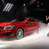 Der Trend des edlen - häufig viertürigen - Coupés wurde in der Oberklasse geboren. Stammvater ist der legendäre Maserati Quattroporte. Ihn gibt es seit 1963, aber erst 2004 kam Mercedes auf die Idee, die biedere E-Klasse zu strecken und etwas Ähnliches zu versuchen. Damit landete Mercedes einen Sensationserfolg: Der Mercedes CLS galt vom Start weg als elegantester Mercedes seit langem.  Seitdem macht das Modell "Edel-Coupé" Schule und wird auch an volkstümlichen Wagen erprobt. Volkswagen machte als erster Massenhersteller den Versuch, den Passat in dieser Art aufzumöbeln. Wichtig dabei: Als Kombi hat der Passat den Ruf praktisch, aber bieder zu sein. Die Limousine gilt in Deutschland als verboten langweilig. In die Länge gewalzt und mit schicken Zutaten aufgemöbelt wurde der Passat CC sofort ein Erfolg. Und seitdem gibt es kein Halten mehr. Immer mehr Hersteller kündigen viertürige Coupés an.  Jüngster Streich ist der in Detroit gezeigte Mercedes CLA (Foto). Von allen Autos des Jahrgangs 2013 hat dieses Coupé das größte Eroberungspotential. Das liegt nicht nur am verführerischen Äußeren, Mercedes bricht auch mit ehernen Grundsatz der Branche. Bislang wurde für ein Edel-Coupé immer ein massiver Preisaufschlag verlangt. Gemessen am Grundfahrzeug, der A-Klasse, ist das auch diesmal richtig. Doch der CLA ist derart gewachsen, dass er sich selbstbewusst zu 3er BMW, Audi A4 und Mercedes C-Klasse gesellen kann. Gemessen an deren Preisniveau ist der CLA sogar günstig, bietet dem Hersteller aber eine gute Marge, weil es sich letztlich um eine gut getarnte A-Klasse handelt.  Mit diesen Modellen entfernt sich die klassische Limousine vom Hütchenträgerimage, und bringt  die Eleganz zurück auf die Straße. Die Strategie zeigt aber auch, dass der Kunde nicht rational entscheidet. Politiker und Verkehrsplaner fordern kleine Autos - am besten mit Elektroantrieb. Der Neuwagenkäufer lässt diese aber links liegen, weil sie ihm zu teuer sind. Wenn das Modell ihn aber verführt wird, sitzt das Geld locker.  Auf den ersten Blick scheinen Edel-Coupés das genaue Gegenteil vom klobigen SUV zu sein, dabei haben sie viel gemein. Beides sind Fahrzeuge des Eskapismus. Der kleinen Fluchten, die auf ihre Weise den grauen Alltag aufbrechen. Die einen flüstern den Fahrer das Versprechen zu, mit ihm zur Not die Sahara zu bezwingen, die Coupés verbreiten ein Lebensgefühl von eleganter Leichtigkeit - so wie ein Ausflug nach Monté Carlo.  Unpraktisch sind die Coupés allemal. Standesgemäß wird es hoffnungslos übermotorisiert und gern nur mit vier Luxussitzen statt fünf Plätzen ausgestaltet. Transportfähigkeiten enden beim Golfbag. Das Coupé verkündet jedermann, dass sich sein Besitzer nicht mit profanen Sorgen wie Kinderwagen- oder Baumaterial herumplagen muss.