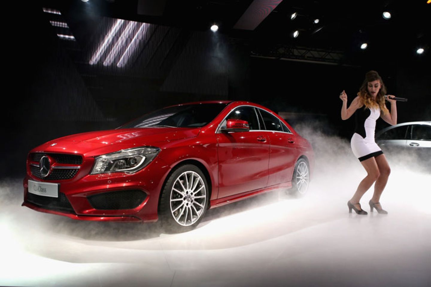 Die Coupé-Welle: Der Trend des edlen - häufig viertürigen - Coupés wurde in der Oberklasse geboren. Stammvater ist der legendäre Maserati Quattroporte. Ihn gibt es seit 1963, aber erst 2004 kam Mercedes auf die Idee, die biedere E-Klasse zu strecken und etwas Ähnliches zu versuchen. Damit landete Mercedes einen Sensationserfolg: Der Mercedes CLS galt vom Start weg als elegantester Mercedes seit langem. Seitdem macht das Modell "Edel-Coupé" Schule und wird auch an volkstümlichen Wagen erprobt. Volkswagen machte als erster Massenhersteller den Versuch, den Passat in dieser Art aufzumöbeln. Wichtig dabei: Als Kombi hat der Passat den Ruf praktisch, aber bieder zu sein. Die Limousine gilt in Deutschland als verboten langweilig. In die Länge gewalzt und mit schicken Zutaten aufgemöbelt wurde der Passat CC sofort ein Erfolg. Und seitdem gibt es kein Halten mehr. Immer mehr Hersteller kündigen viertürige Coupés an. Jüngster Streich ist der in Detroit gezeigte Mercedes CLA (Foto). Von allen Autos des Jahrgangs 2013 hat dieses Coupé das größte Eroberungspotential. Das liegt nicht nur am verführerischen Äußeren, Mercedes bricht auch mit ehernen Grundsatz der Branche. Bislang wurde für ein Edel-Coupé immer ein massiver Preisaufschlag verlangt. Gemessen am Grundfahrzeug, der A-Klasse, ist das auch diesmal richtig. Doch der CLA ist derart gewachsen, dass er sich selbstbewusst zu 3er BMW, Audi A4 und Mercedes C-Klasse gesellen kann. Gemessen an deren Preisniveau ist der CLA sogar günstig, bietet dem Hersteller aber eine gute Marge, weil es sich letztlich um eine gut getarnte A-Klasse handelt. Mit diesen Modellen entfernt sich die klassische Limousine vom Hütchenträgerimage, und bringt die Eleganz zurück auf die Straße. Die Strategie zeigt aber auch, dass der Kunde nicht rational entscheidet. Politiker und Verkehrsplaner fordern kleine Autos - am besten mit Elektroantrieb. Der Neuwagenkäufer lässt diese aber links liegen, weil sie ihm zu teuer sind. Wenn das Modell ihn aber verführt wird, sitzt das Geld locker. Auf den ersten Blick scheinen Edel-Coupés das genaue Gegenteil vom klobigen SUV zu sein, dabei haben sie viel gemein. Beides sind Fahrzeuge des Eskapismus. Der kleinen Fluchten, die auf ihre Weise den grauen Alltag aufbrechen. Die einen flüstern den Fahrer das Versprechen zu, mit ihm zur Not die Sahara zu bezwingen, die Coupés verbreiten ein Lebensgefühl von eleganter Leichtigkeit - so wie ein Ausflug nach Monté Carlo. Unpraktisch sind die Coupés allemal. Standesgemäß wird es hoffnungslos übermotorisiert und gern nur mit vier Luxussitzen statt fünf Plätzen ausgestaltet. Transportfähigkeiten enden beim Golfbag. Das Coupé verkündet jedermann, dass sich sein Besitzer nicht mit profanen Sorgen wie Kinderwagen- oder Baumaterial herumplagen muss. Der Trend des edlen - häufig viertürigen - Coupés wurde in der Oberklasse geboren. Stammvater ist der legendäre Maserati Quattroporte. Ihn gibt es seit 1963, aber erst 2004 kam Mercedes auf die Idee, die biedere E-Klasse zu strecken und etwas Ähnliches zu versuchen. Damit landete Mercedes einen Sensationserfolg: Der Mercedes CLS galt vom Start weg als elegantester Mercedes seit langem. Seitdem macht das Modell "Edel-Coupé" Schule und wird auch an volkstümlichen Wagen erprobt. Volkswagen machte als erster Massenhersteller den Versuch, den Passat in dieser Art aufzumöbeln. Wichtig dabei: Als Kombi hat der Passat den Ruf praktisch, aber bieder zu sein. Die Limousine gilt in Deutschland als verboten langweilig. In die Länge gewalzt und mit schicken Zutaten aufgemöbelt wurde der Passat CC sofort ein Erfolg. Und seitdem gibt es kein Halten mehr. Immer mehr Hersteller kündigen viertürige Coupés an. Jüngster Streich ist der in Detroit gezeigte Mercedes CLA (Foto). Von allen Autos des Jahrgangs 2013 hat dieses Coupé das größte Eroberungspotential. Das liegt nicht nur am verführerischen Äußeren, Mercedes bricht auch mit ehernen Grundsatz der Branche. Bislang wurde für ein Edel-Coupé immer ein massiver Preisaufschlag verlangt. Gemessen am Grundfahrzeug, der A-Klasse, ist das auch diesmal richtig. Doch der CLA ist derart gewachsen, dass er sich selbstbewusst zu 3er BMW, Audi A4 und Mercedes C-Klasse gesellen kann. Gemessen an deren Preisniveau ist der CLA sogar günstig, bietet dem Hersteller aber eine gute Marge, weil es sich letztlich um eine gut getarnte A-Klasse handelt. Mit diesen Modellen entfernt sich die klassische Limousine vom Hütchenträgerimage, und bringt die Eleganz zurück auf die Straße. Die Strategie zeigt aber auch, dass der Kunde nicht rational entscheidet. Politiker und Verkehrsplaner fordern kleine Autos - am besten mit Elektroantrieb. Der Neuwagenkäufer lässt diese aber links liegen, weil sie ihm zu teuer sind. Wenn das Modell ihn aber verführt wird, sitzt das Geld locker. Auf den ersten Blick scheinen Edel-Coupés das genaue Gegenteil vom klobigen SUV zu sein, dabei haben sie viel gemein. Beides sind Fahrzeuge des Eskapismus. Der kleinen Fluchten, die auf ihre Weise den grauen Alltag aufbrechen. Die einen flüstern den Fahrer das Versprechen zu, mit ihm zur Not die Sahara zu bezwingen, die Coupés verbreiten ein Lebensgefühl von eleganter Leichtigkeit - so wie ein Ausflug nach Monté Carlo. Unpraktisch sind die Coupés allemal. Standesgemäß wird es hoffnungslos übermotorisiert und gern nur mit vier Luxussitzen statt fünf Plätzen ausgestaltet. Transportfähigkeiten enden beim Golfbag. Das Coupé verkündet jedermann, dass sich sein Besitzer nicht mit profanen Sorgen wie Kinderwagen- oder Baumaterial herumplagen muss.
