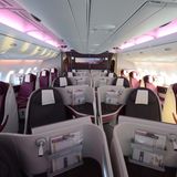 Allerdings hat Qatar ihren Super-Airbus nur mit 48 Business-Class-Sesseln ausgestattet - im Gegensatz zur Lufthansa, die mit 98 im Oberdeck unterwegs ist.