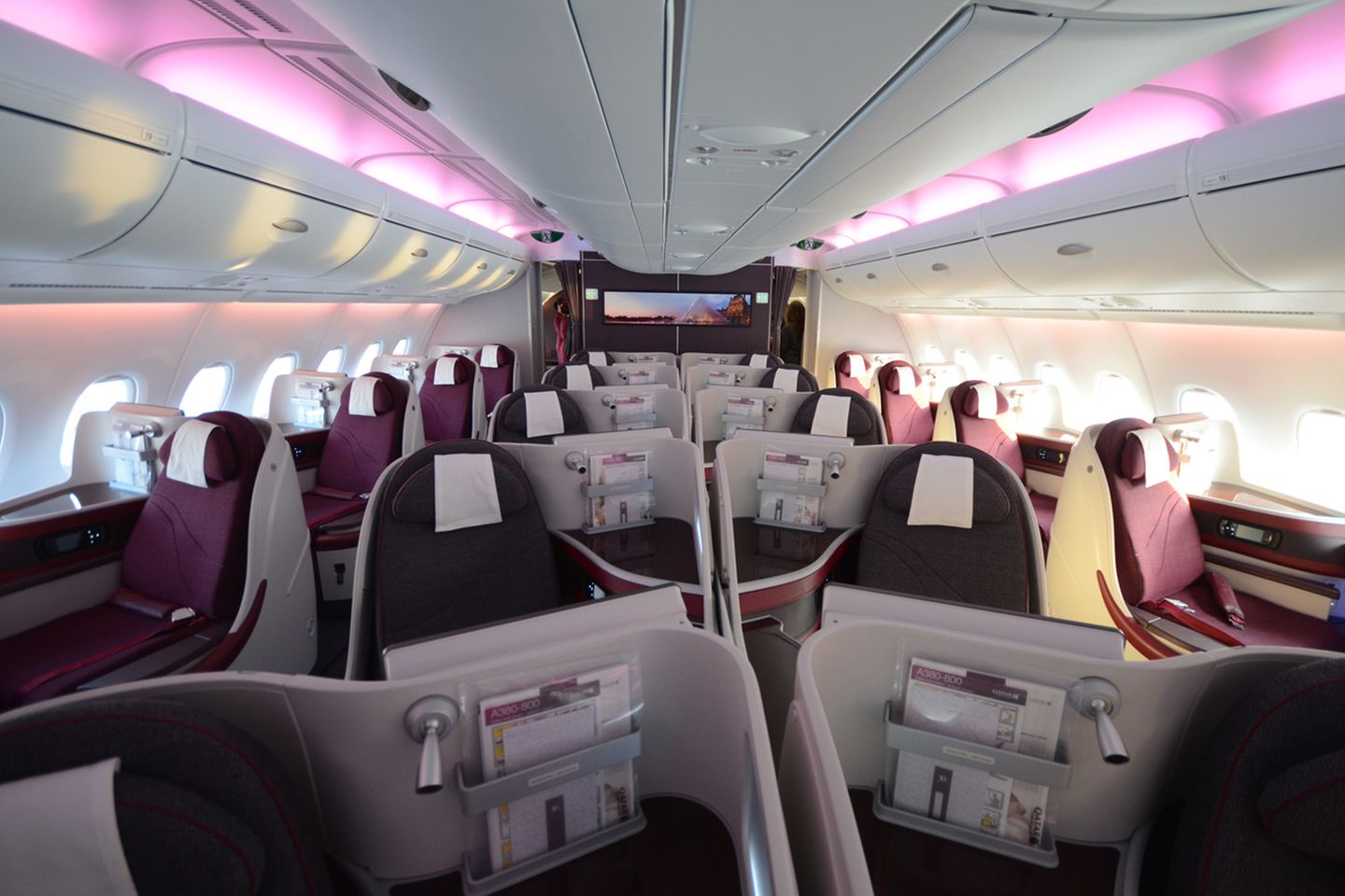 Allerdings hat Qatar ihren Super-Airbus nur mit 48 Business-Class-Sesseln ausgestattet - im Gegensatz zur Lufthansa, die mit 98 im Oberdeck unterwegs ist.