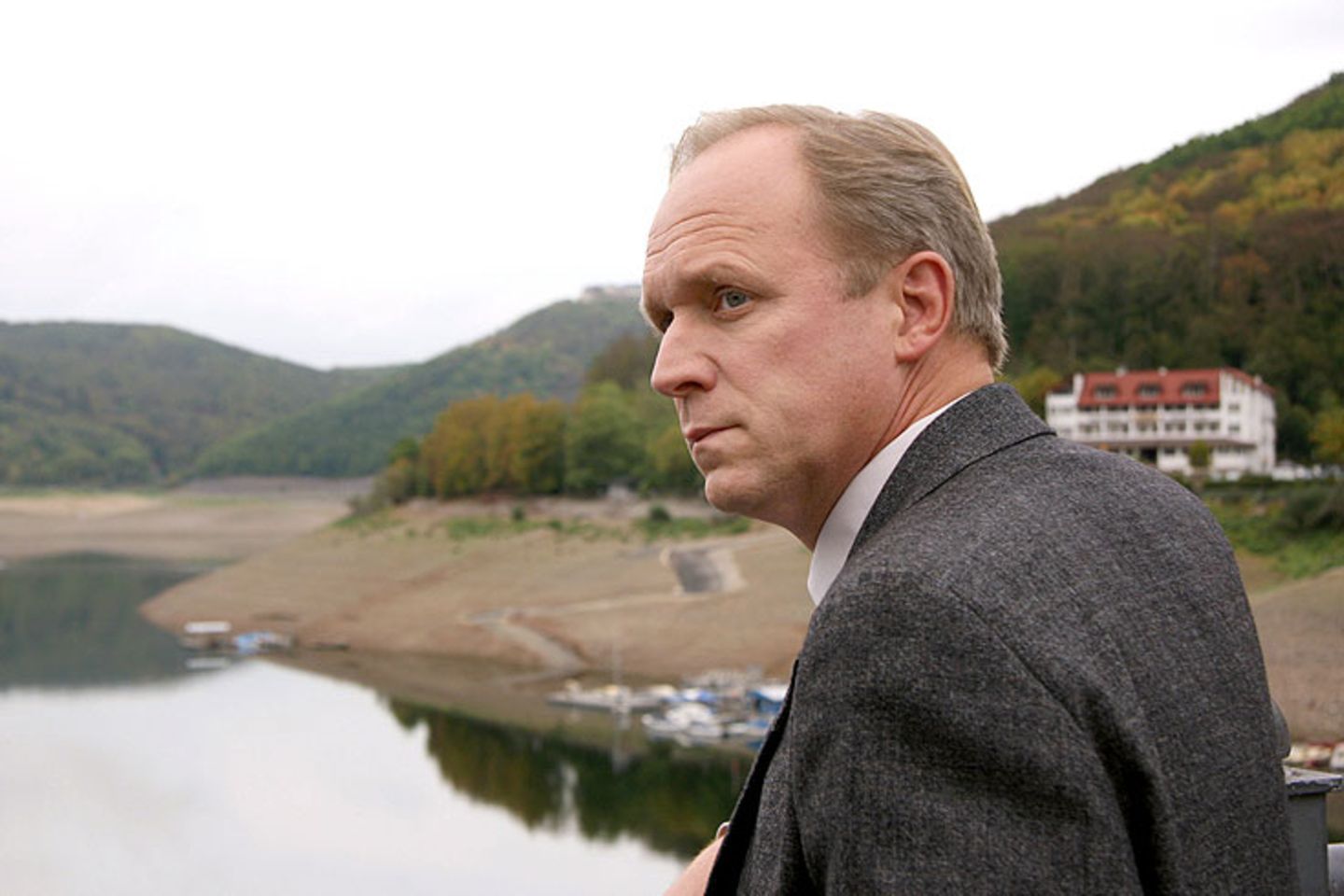 Der Kranke:  Felix Murot (Ulrich Tukur) ging als 102. Ermittler für den "Tatort" auf Sendung. Der Beamte des LKA Hessen hat eine Besonderheit: Wegen eines haselnussgroßen Tumors ist seine Wahrnehmung beeinträchtigt. Das führt zu interessanten Erkundungen, die die Grenzen zwischen Traum und Realität sprengen.