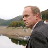 Der Kranke:  Felix Murot (Ulrich Tukur) ging als 102. Ermittler für den "Tatort" auf Sendung. Der Beamte des LKA Hessen hat eine Besonderheit: Wegen eines haselnussgroßen Tumors ist seine Wahrnehmung beeinträchtigt. Das führt zu interessanten Erkundungen, die die Grenzen zwischen Traum und Realität sprengen.