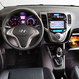 Im Cockpit sieht man den beiden Autos die Verwandtschaft schon eher an, doch vom Instrumentenbrett bis zur Klima-Bedienung ist der ix20 frischer und auch unruhiger gestaltet. Vom Lenkrad über die Armaturen bis zur Mittelkonsole entdeckt man überall geschwungene V-Formen, die an flatternde Flügel erinnern