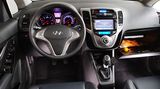 Im Cockpit sieht man den beiden Autos die Verwandtschaft schon eher an, doch vom Instrumentenbrett bis zur Klima-Bedienung ist der ix20 frischer und auch unruhiger gestaltet. Vom Lenkrad über die Armaturen bis zur Mittelkonsole entdeckt man überall geschwungene V-Formen, die an flatternde Flügel erinnern