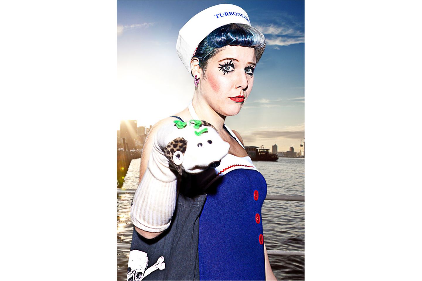 Hafenblick und Sailor Hat: ComtASS Overdress gehört der Turbojugend Three Sisters an. Ihre Socke hat eine eigene Facebookseite und heißt Fu Ruft Nekcif.