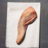 Zunge  Herz, Leber und auch die Zunge sind beliebte Innereien. Frische, gepökelte oder geräucherte Zunge wird meist gedünstet oder geschmort zubereitet.