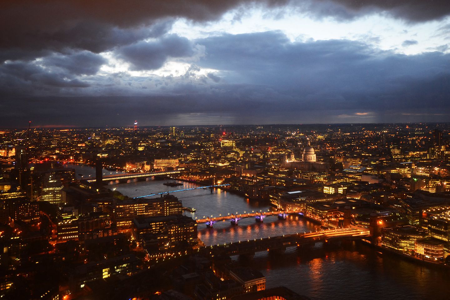 Shangri-La at the Shard London: Abends funkelt die Stadt. Selbst in den oberen Zimmern ist das Quietschen der Vorortzüge noch leicht zu hören. Auf dem Nachttisch hat der Roomservice ein Kuscheltier platziert. "Romeo the fox" kann für 10 Pfund erworben werden. Das Geld kommt einer lokalen Charity-Organisation in der Nachbarschaft zugute, wie ein Zettel erklärt. Soll das Plüschtier an ein Phänomen während der Bauarbeiten erinnern? Über Wochen wurden den Arbeitern ihre Lunchboxes geplündert, was sich niemand erklären konnte. Erst als in dem Rohbau ein Fuchs in einer Falle in 280 Metern Höhe gefangen wurde, war das Rätsel gelöst. Abends funkelt die Stadt. Selbst in den oberen Zimmern ist das Quietschen der Vorortzüge noch leicht zu hören. Auf dem Nachttisch hat der Roomservice ein Kuscheltier platziert. "Romeo the fox" kann für 10 Pfund erworben werden. Das Geld kommt einer lokalen Charity-Organisation in der Nachbarschaft zugute, wie ein Zettel erklärt. Soll das Plüschtier an ein Phänomen während der Bauarbeiten erinnern? Über Wochen wurden den Arbeitern ihre Lunchboxes geplündert, was sich niemand erklären konnte. Erst als in dem Rohbau ein Fuchs in einer Falle in 280 Metern Höhe gefangen wurde, war das Rätsel gelöst.
