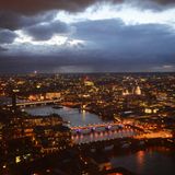 Abends funkelt die Stadt. Selbst in den oberen Zimmern ist das Quietschen der Vorortzüge noch leicht zu hören. Auf dem Nachttisch hat der Roomservice ein Kuscheltier platziert. "Romeo the fox" kann für 10 Pfund erworben werden. Das Geld kommt einer lokalen Charity-Organisation in der Nachbarschaft zugute, wie ein Zettel erklärt.   Soll das Plüschtier an ein Phänomen während der Bauarbeiten erinnern? Über Wochen wurden den Arbeitern ihre Lunchboxes geplündert, was sich niemand erklären konnte. Erst als in dem Rohbau ein Fuchs in einer Falle in 280 Metern Höhe gefangen wurde, war das Rätsel gelöst.