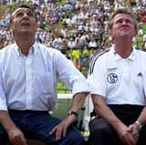 Unheilvoller Blick nach oben: Schalkes damaliger Manager Rudi Assauer und Jupp Heynckes auf der Bank der Königsblauen. Nach einem erneuten Engagement in Bilbao ging es für den gebürtigen Gladbacher auf einen der heißesten Stühle der Bundesliga. Auf Schalke blieb er auch nur etwas länger als ein Jahr. Von Sommer 2003 bis Herbst 2004.