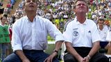 Unheilvoller Blick nach oben: Schalkes damaliger Manager Rudi Assauer und Jupp Heynckes auf der Bank der Königsblauen. Nach einem erneuten Engagement in Bilbao ging es für den gebürtigen Gladbacher auf einen der heißesten Stühle der Bundesliga. Auf Schalke blieb er auch nur etwas länger als ein Jahr. Von Sommer 2003 bis Herbst 2004.