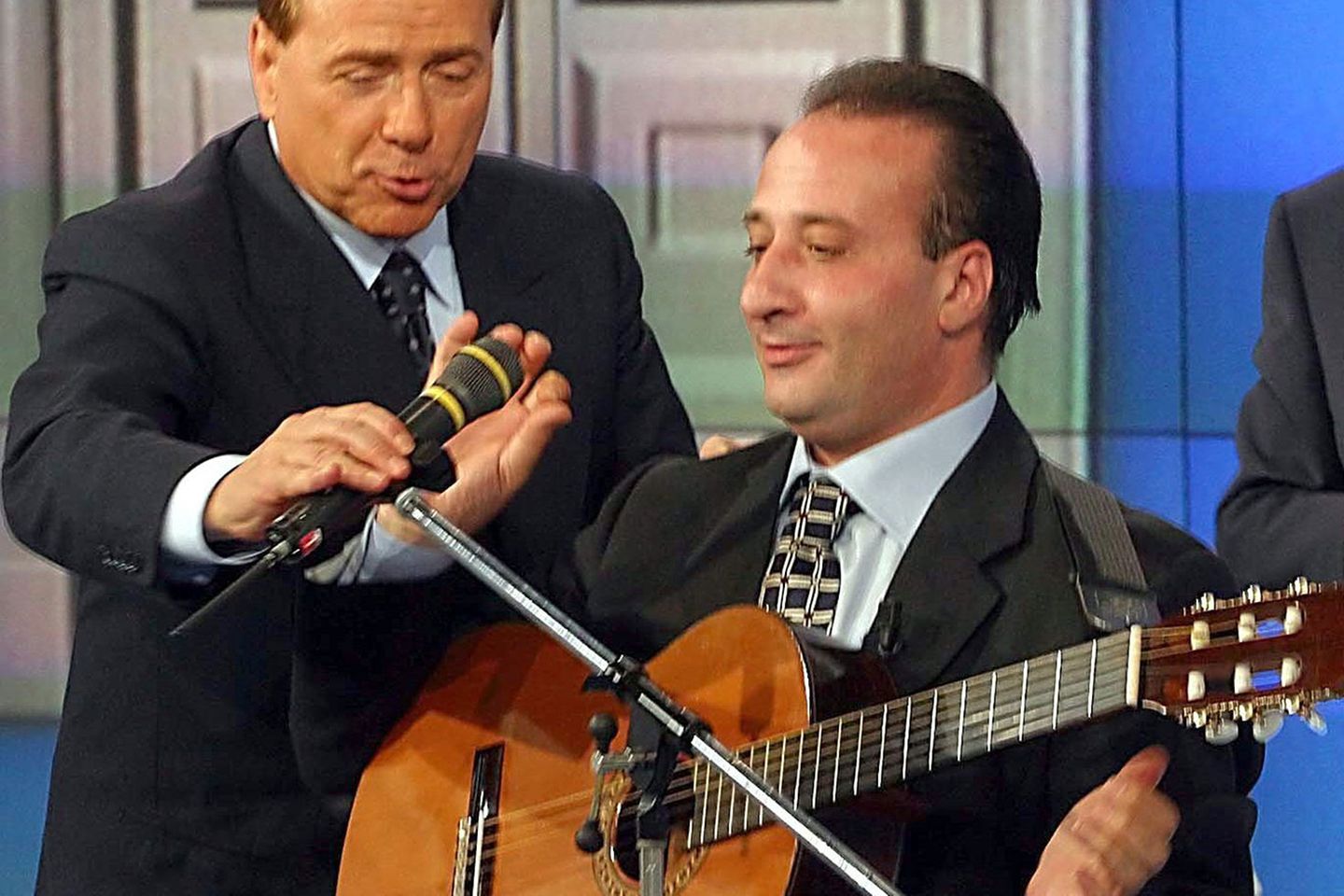 Musik: Dieser Mann hat es wirklich nicht leicht: Unermüdlich kämpft er gegen den Zahn der Zeit, der an seinem Gesicht zu nagen droht. Doch bislang hat Silvio Berlusconi dem Alter ein Schnippchen geschlagen. Mehr Ungemach bereitem dem virilen Mann die italienischen Richter, die ihn einfach nicht in Ruhe lassen wollen. Seelentrost findet er in der Musik. Zusammen mit Mariano Apicella hat Berlusconi, dieser feinfühlige und hochkultivierte Mensch, eine CD aufgenommen, auf der er Liebeslieder mit selbst verfassten Texten zum Besten gibt. Als Deutscher hat die ganze Sache nur einen Wermutstropfen: Man versteht sie leider nicht. Zum Song Dieser Mann hat es wirklich nicht leicht: Unermüdlich kämpft er gegen den Zahn der Zeit, der an seinem Gesicht zu nagen droht. Doch bislang hat Silvio Berlusconi dem Alter ein Schnippchen geschlagen. Mehr Ungemach bereitem dem virilen Mann die italienischen Richter, die ihn einfach nicht in Ruhe lassen wollen. Seelentrost findet er in der Musik. Zusammen mit Mariano Apicella hat Berlusconi, dieser feinfühlige und hochkultivierte Mensch, eine CD aufgenommen, auf der er Liebeslieder mit selbst verfassten Texten zum Besten gibt. Als Deutscher hat die ganze Sache nur einen Wermutstropfen: Man versteht sie leider nicht. Zum Song