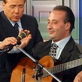 Dieser Mann hat es wirklich nicht leicht: Unermüdlich kämpft er gegen den Zahn der Zeit, der an seinem Gesicht zu nagen droht. Doch bislang hat Silvio Berlusconi dem Alter ein Schnippchen geschlagen. Mehr Ungemach bereitem dem virilen Mann die italienischen Richter, die ihn einfach nicht in Ruhe lassen wollen. Seelentrost findet er in der Musik. Zusammen mit Mariano Apicella hat Berlusconi, dieser feinfühlige und hochkultivierte Mensch, eine CD aufgenommen, auf der er Liebeslieder mit selbst verfassten Texten zum Besten gibt. Als Deutscher hat die ganze Sache nur einen Wermutstropfen: Man versteht sie leider nicht.  Zum Song