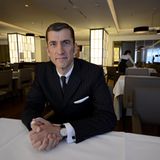 Herr des Hauses ist Friedrich W. Niemann. "Es gibt in Berlin eine große Anzahl von Fünf-Sterne-Häusern, aber nur wenige Luxushotels", sagt der 50-jährige Hoteldirektor. Die Gründe für den seit einem Jahr immer wieder verschobenen Eröffnungstermin spielt er herunter. "Wir sind nur Hotelbetreiber und übernehmen das Haus von einem Privatinvestor aus Abu Dhabi, der es wiederum von einem Generalunternehmer übernimmt." Der Teufel stecke bei dem Abnahmeprozess im Detail.