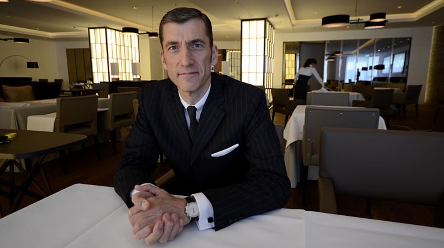 Herr des Hauses ist Friedrich W. Niemann. "Es gibt in Berlin eine große Anzahl von Fünf-Sterne-Häusern, aber nur wenige Luxushotels", sagt der 50-jährige Hoteldirektor. Die Gründe für den seit einem Jahr immer wieder verschobenen Eröffnungstermin spielt er herunter. "Wir sind nur Hotelbetreiber und übernehmen das Haus von einem Privatinvestor aus Abu Dhabi, der es wiederum von einem Generalunternehmer übernimmt." Der Teufel stecke bei dem Abnahmeprozess im Detail.