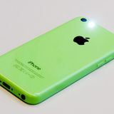 Trick 9: LED-Signalleuchte  Manchmal reichen weder der Signalton, noch der Vibrationsalarm, um auf Anrufe oder Nachrichten hinzuweisen. Trotzdem wissen die wenigsten iPhone-Nutzer, dass sie den LED-Blitz der Kamera auch als Signalleuchte nutzen können. Um sie einzuschalten, gehen Sie in den Einstellungen. Unter "Allgemein" und dann "Benutzungshilfen" findet sich der Schalter LED-Blitz bei Hinweisen. Doch Vorsicht: Der Blitz ist tatsächlich sehr hell. und stört möglicherweise die Menschen in der Umgebung - besonders, wenn während eines aktiven Chat-Gespräches eine Nachricht nach der nächsten eintrifft.