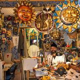 Leonardo Faggian, "Mistero Buffo", Maskenmacher: "Ich reise nicht viel, die Welt kommt zu mir: Touristen, die in meinem kleinen Laden in Dorsoduro eine Maske kaufen. Mein Vater war Arbeiter, meine Mutter und meine Großmutter arbeiteten in Heimarbeit für eine Glasperlenfabrik. Mein Vater liebte die Kunst und taufte mich Leonardo. Deshalb habe ich auch Kunst studiert, aber von Bildhauerei ist eine Familie nicht zu ernähren. Seit 20 Jahren betreibe ich dieses kleine Maskenstudio und produziere aus Pappmaschee vor allem klassische Masken und bemale sie."