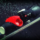 Wie heißt das?  Cobra Libre II. Schlange und Freiheit, der Name verspricht viel. Sieht allerdings eher aus wie eine Mischung aus "Star Wars"-Handfeuerwaffe, Melkmaschine und futuristischem Zwei-Liter-Auto-Modell.  Ist das für Frauen oder Männer?  Eindeutig für Männer. Jedenfalls steht das auf der Verpackung. Mir fällt ehrlich gesagt auch keine sinnvolle Verwendung für die Frau ein.  Wozu brauche ich das?   Glaubt man den Herstellerangaben, dient das Gerät dem Schmeicheln der Eichel. Ein Eichelschmeichler. Abgesehen von dieser sprachlichen Perle: Orgasmus. Und/oder Samenerguss. Ganz einfach. Man muss sich nicht mal die Hände schmutzig machen.  Wie glücklich macht mich das auf einer Skala von 1 bis 10 (10 ist sehr sehr glücklich)?   Schwierig. Ganz schwierig.   Als Alternative zur uninspirierten 0815-Onanie? Eine 8. (Es gibt quasi unendlich viele Programme!)  Als Ersatz für den Partner? Eine 2. (Es ist aus Plastik, kalt und brummt ...)  Als Orgasmuserlebnis? Eine 4. (Es erfüllt seinen Zweck, wenn man sich denn mal für ein Programm entschieden hat. Zappen funktioniert auch, aber dann läuft das ein bisschen so ab: Wechsel, Wechsel, Wechsel, Wechsel, Orgasmus, Wechsel, Wechsel, "Ups, ich war ja schon fertig.")  Als Auslöser für die Frage des Mitbewohners, seit wann der Rasierer so pulsierende Geräusche macht: Klare 10. (Ja, das Teil ist mir zu laut!)  Was behaupte ich, wenn mein Kind/meine Freundin/meine Putzfrau das findet?  Siehe "Name". Es gibt genug Interpretationsspielraum. Wobei das mit dem Melken den Finder möglicherweise noch mehr verwirren würde als die simple Wahrheit. Also klare Sache: "Das ist meine neue Weltraumwaffe!" So schindet man auch gleich ordentlich Eindruck.  Würden meine Eltern das benutzen?   Man unterschätzt die Sexualität der eigenen Eltern. Immer. Aus Gründen. Deshalb: Das kann ich mir absolut nicht vorstellen. Also wahrscheinlich schon.  Was kostet das?  104 Euro