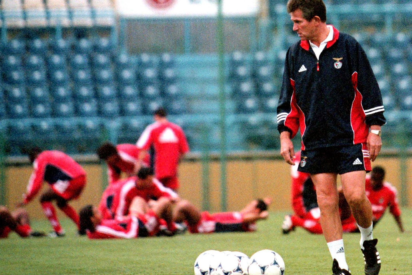Nach seiner Entlassung bei Real im Juni 1998 ging es für den Trainer nach Portugal. Etwas über ein Jahr coachte er Benfica Lissabon.
