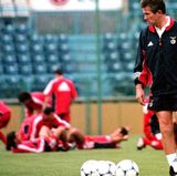 Nach seiner Entlassung bei Real im Juni 1998 ging es für den Trainer nach Portugal. Etwas über ein Jahr coachte er Benfica Lissabon.